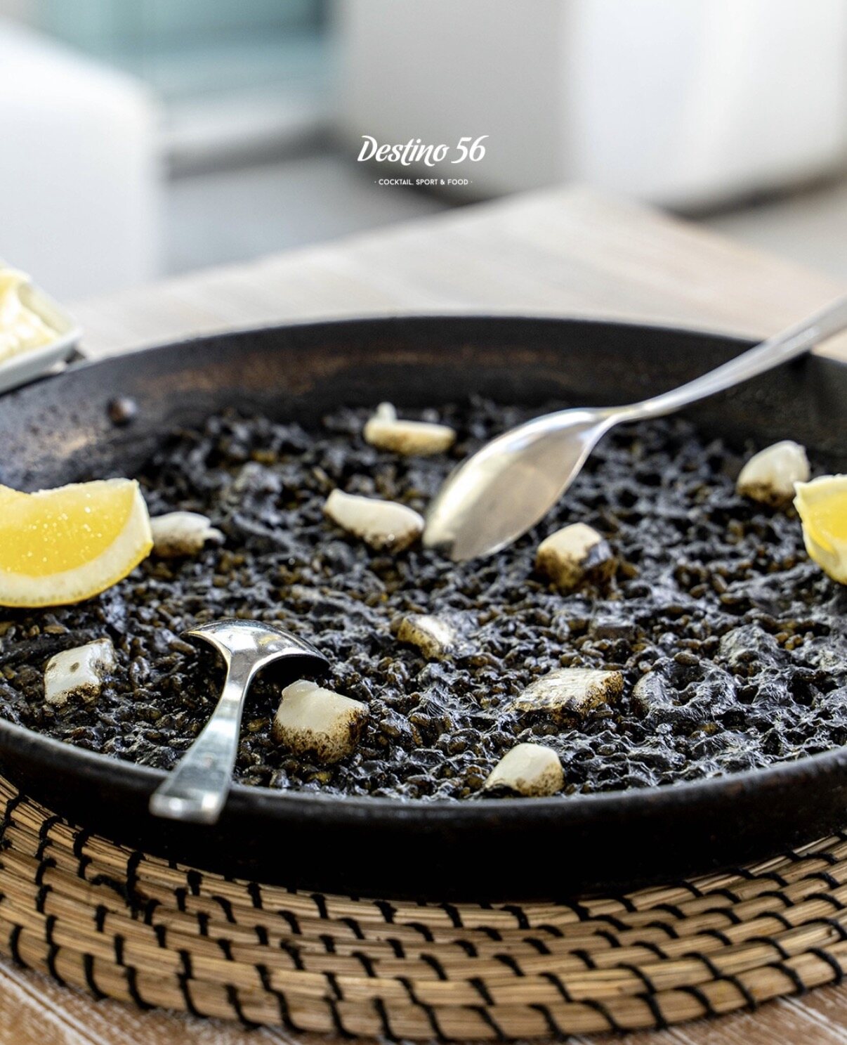 Paella servida en Destino 56